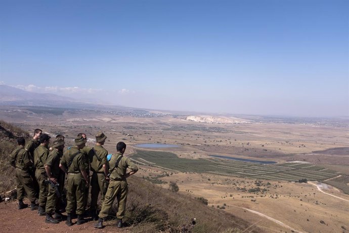 Archivo - Soldados de Israel miran al horizonte en los Altos del Golán en una imagen de archivo.