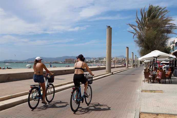 Archivo - Turistas en bicicleta por la Playa de Palma.