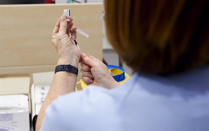 Una trabajadora sanitaria sostiene una jeringuilla con la segunda dosis de la vacuna de Pfizer-BioNTech contra la Covid-19 en el Hospital Universitario Marqués de Valdecilla, en Santander, Cantabria (España), a 12 de febrero de 2021.