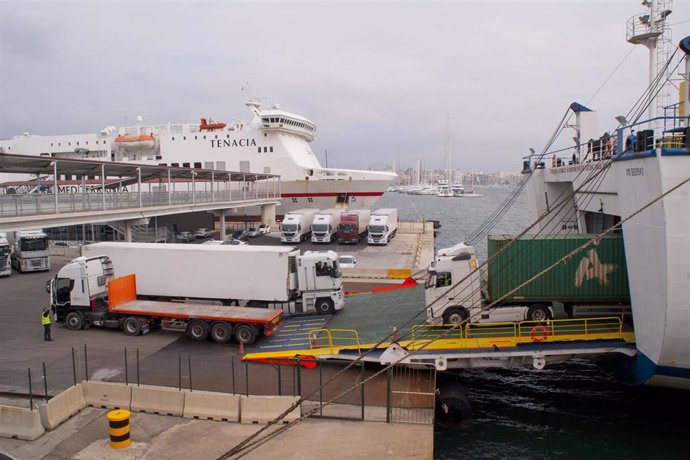 Archivo - Transporte de mercancías en el puerto de Palma.