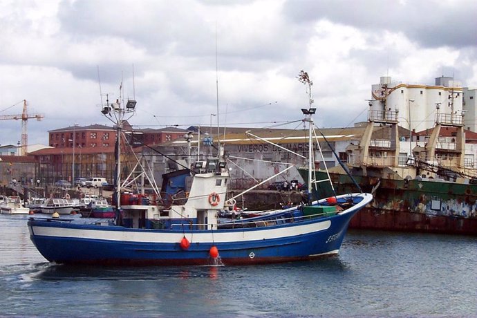 Archivo - Barco pesquero en Cantabria