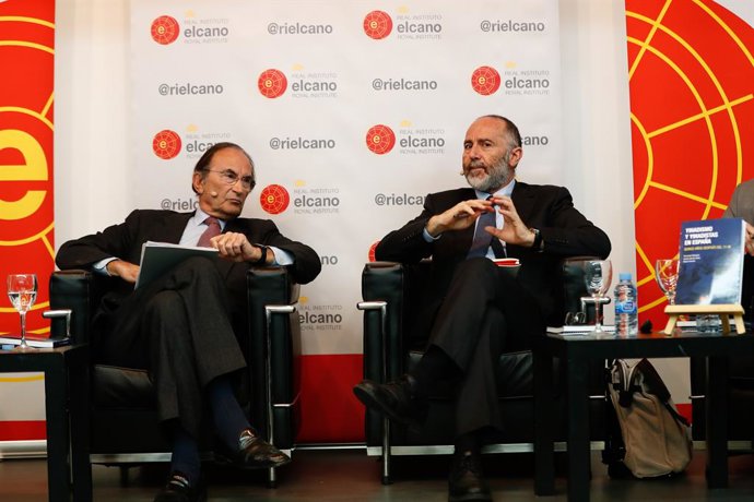 Archivo - El presidente del Real Instituto Elcano, Emilio Lamo de Espinosa y el director del Programa sobre Radicalización Violenta y Terrorismo Global (PRVTG), del Real Instituto Elcano, Fernando Reinares, durante la presentación del libro 'Yihadismo y