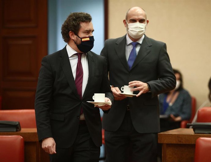El portavoz de Vox en el Congreso, Iván Espinosa de los Monteros (i), con un café al inicio de una Comisión de Asuntos Exteriores en el Congreso 