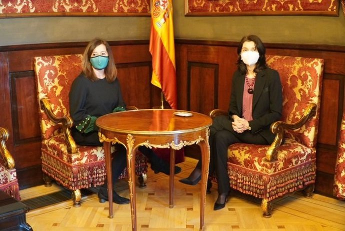 La presidenta del Govern, Francina Armengol, recibida por la presidenta del Senado, Pilar Llop.