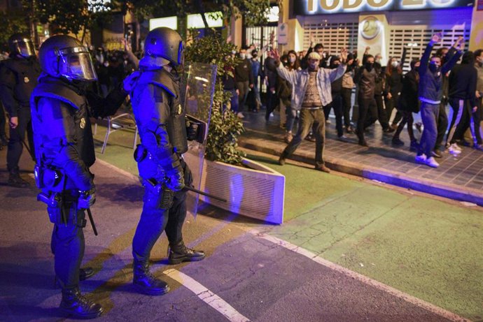 Varios agentes de la Policía Nacional frente a los manifestantes durante una protesta contra el encarcelamiento del rapero Pablo Hasél, en Plaza San Agustí, en Valncia.  