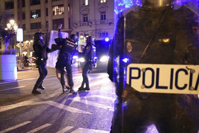 Varios agentes de la Policía Nacional en una manifestación contra el encarcelamiento del rapero y poeta Pablo Hasel, en Plaza San Agustí, en Valncia.  