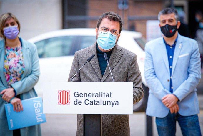 El vicepresidente de la Generalitat en funciones, Pere Aragons, en rueda de prensa desde el Hospital Josep Trueta de Girona junto a la consellera de Salud, Alba Vergés