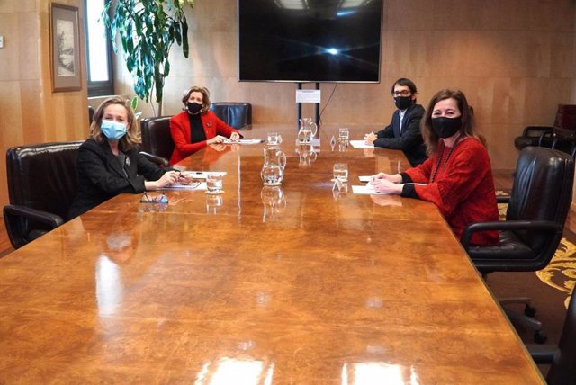 La presidenta balear, Francina Armengol, se reúne con la vicepresidenta tercera, Nadia Calviño.