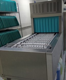 Túnel de lavado de la cocina del hospital.