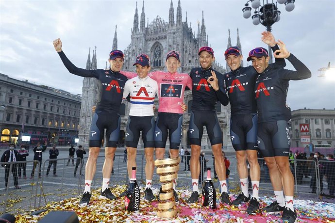 Archivo - El británico Tao Geoghegan Hart, del Ineos Grenadiers, celebra su triunfo en la 103 edición del Giro de Italia,