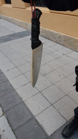 Cuchillo con el que un hombre amenazaba a la gente por la calle en Oviedo antes de ser detenido.