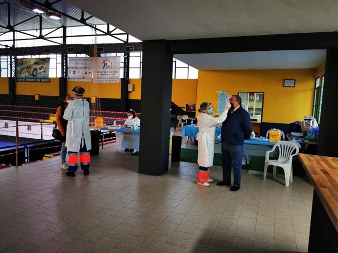 Archivo - Cribados a la población para detectar coronavirus, foto de recurso