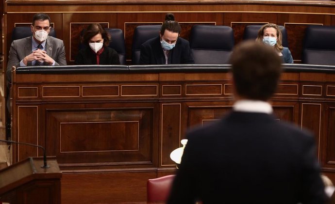 El presidente del Gobierno, Pedro Sánchez, y las vicepresidentas Carmen Calvo, Pablo Iglesias y Nadia Calviño, escuchan al presidente del PP, Pablo Casado, en una sesión de control al Ejecutivo en el Congreso