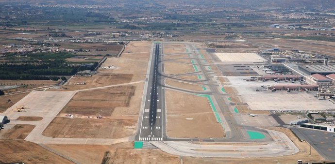 Pista más antigua del aeropuerto de Málaga, la pista 13/31, que será objeto de obras de mejora en 2021