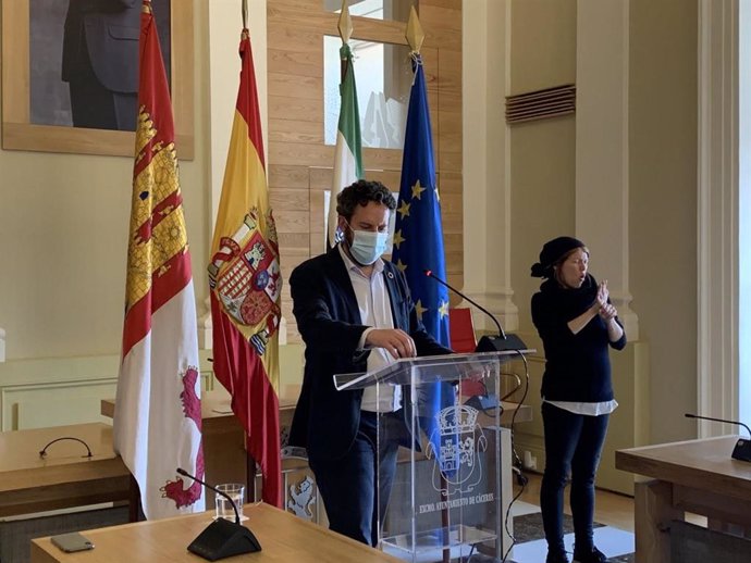 El portavoz del Gobierno de Cáceres, Andrés Licerán, en rueda de prensa