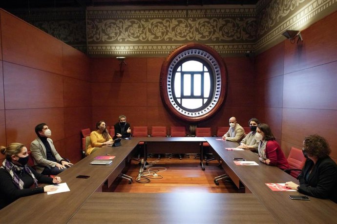 Representantes de los comuns y del PSC se reúnen en el Parlament para abordar la investidura y la formación de gobierno tras el 14F.