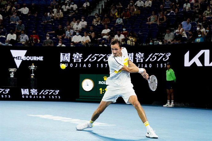 Daniil Medvedev ejecuta un revés a dos manos durante su semifinal del Abierto de Australia 2021 ante Stefanos Tsitsipas