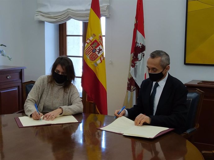 La consejera de Educación, Rocío Lucas, y el director general territorial de Endesa, Miguel Temboury, firman el convenio.