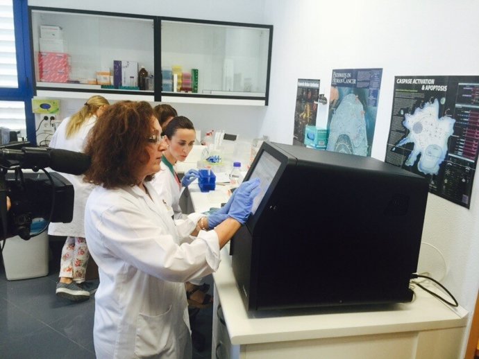 Profesionales trabajan con uno de los secuenciadores de tumores