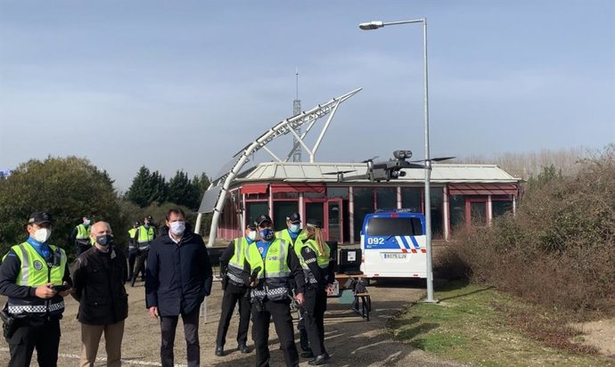 El alcalde, el concejal de Salud Pública y Seguridad Ciudadana y agentes de la Policía Municipal observan el vuelo de un dron.