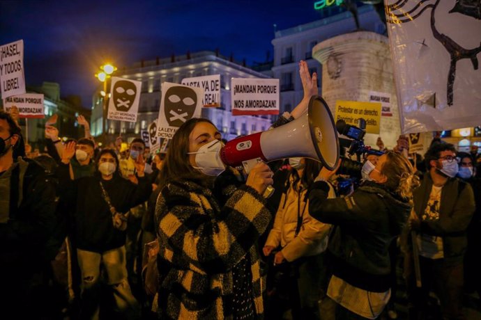 Varios personas participan en una manifestación contra el encarcelamiento del rapero y poeta Pablo Hasel, en la Puerta del Sol, en Madrid (España), a 17 de febrero de 2021. 