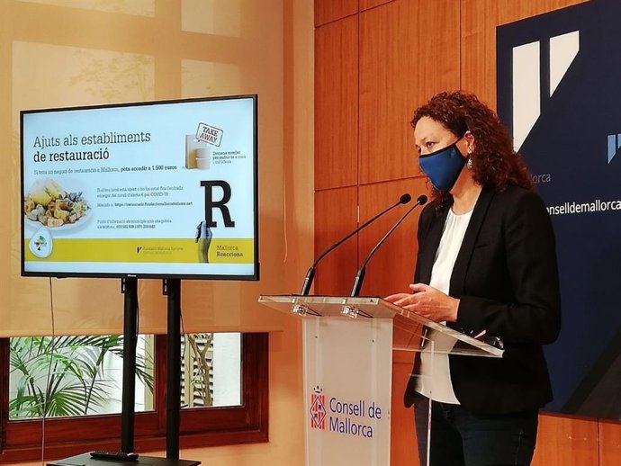 Archivo - La presidenta del Consell de Mallorca, Catalina Cladera, durante una rueda de prensa.