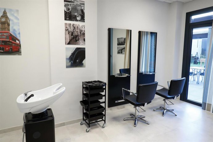 Archivo - Peluquería del Centro de Mayores Vitalia Canillejas, la primera Residencia de cuidados COVID para personas mayores, habilitada por la Comunidad de Madrid, en Madrid (España), a 16 de octubre de 2020.