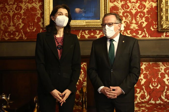 La presidenta del Senado, Pilar Llop, recibe al presidente de la Ciudad Autónoma de Melilla, Eduardo de Castro González, en los Despachos de Honor, Madrid, (España), a 19 de febrero de 2021. El encuentro se produce antes del inicio de una ponencia sobre