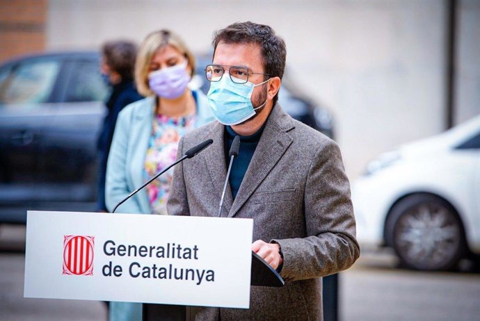 El vicepresidente de la Generalitat en funciones, Pere Aragons, en rueda de prensa junto a la consellera de Salud, Alba Vergés