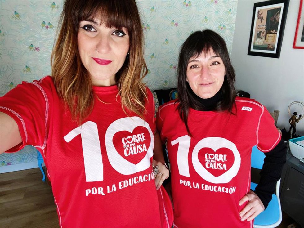 Rozalén y su intérprete de signos, Beatriz, embajadoras de la décima edición de la carrera de Entreculturas por el derecho a la educación.