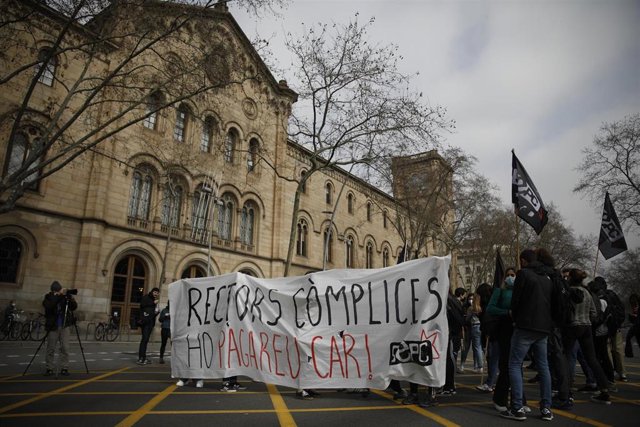 Manifestación de estudiantes convocada por el SEPC en Barcelona contra el encarcelamiento del rapero Pablo Hasel