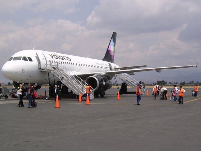 Archivo - Un avión de Volaris