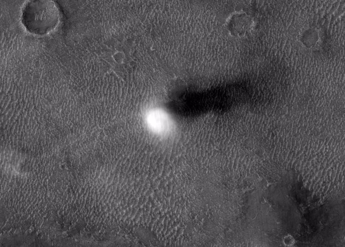 Un demonio de polvo en la superficie de Marte