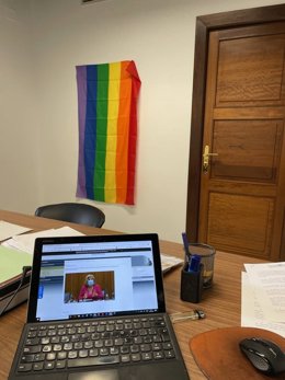 Imagen de este viernes de la bandera arcoiris que simboliza al colectivo Lgtbi y luce en las dependencias de los diputados no adscritos en el Parlamento de Andalucía.