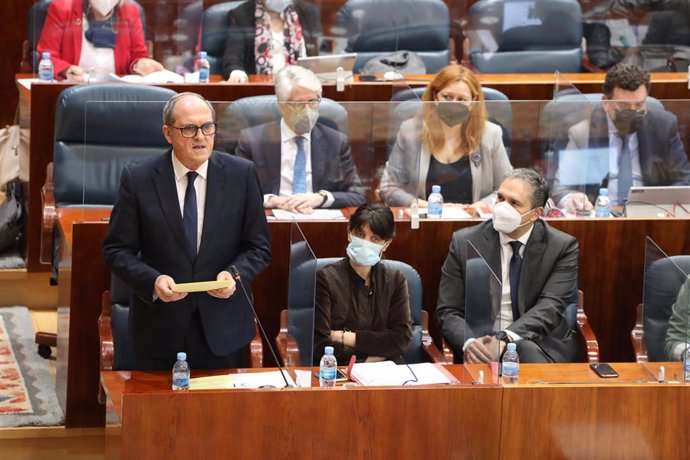 El portavoz socialista, Ángel Gabilondo, interviene durante una sesión plenaria celebrada en la Asamblea de Madrid