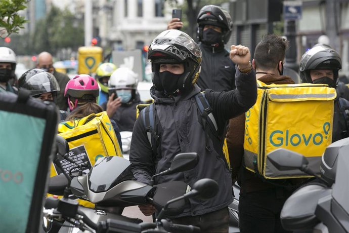 Convocados por Repartidores Unidos y APRA, varios repartidores realizan una pitada en sus vehículos en Oviedo, Asturias (España), a 4 de febrero de 2021. La concentración, que se repite en diez ciudades españolas, se realiza en contra del último borrado