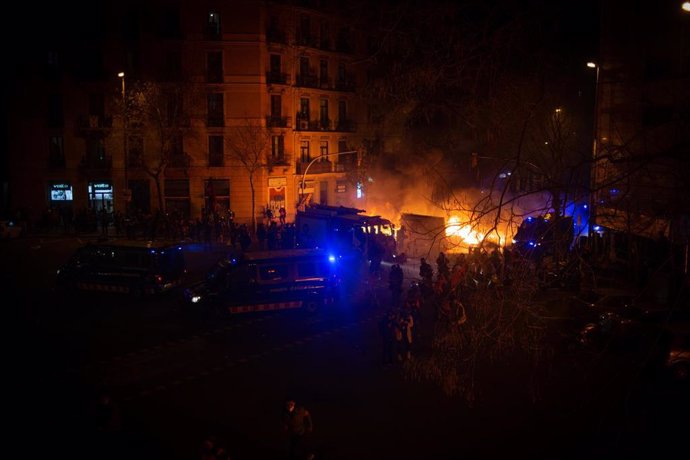 Barricadas durante los disturbios que se han llevado a cabo tras la manifestación por el encarcelamiento del rapero y poeta Pablo Hasel, en Barcelona (España)