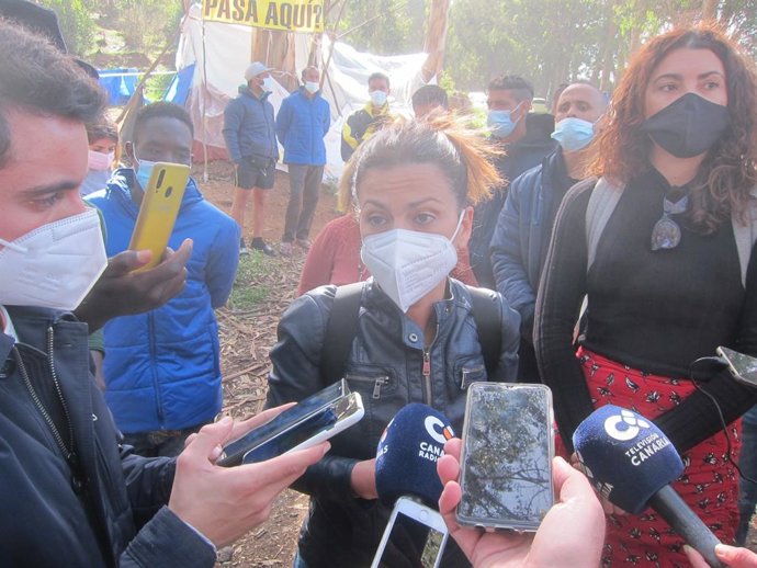 La eurodiputada Sira Rego atiende a los medios de comunicación en el campamento de Las Raíces