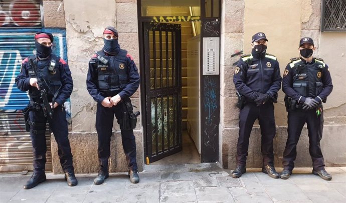 Desmantellat un punt de venda de droga al barri del Raval de Barcelona