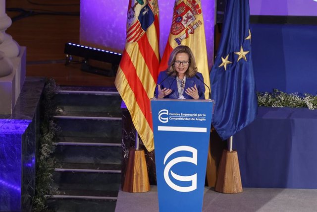 La vicepresidenta tercera y ministra de Asuntos Económicos y Transformación Digital, Nadia Calviño, interviene durante la V Cumbre Empresarial por la Competitividad de Aragón, este viernes.