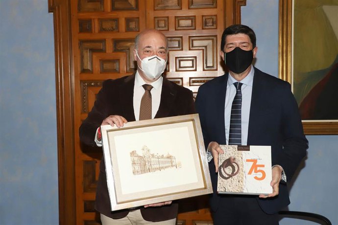 El presidente de la Diputación de Córdoba, Antonio Ruiz (izda.), y el vicepresidente primero y consejero de Turismo, Regeneración, Justicia y Administración Local de la Junta de Andalucía, Juan Marín.