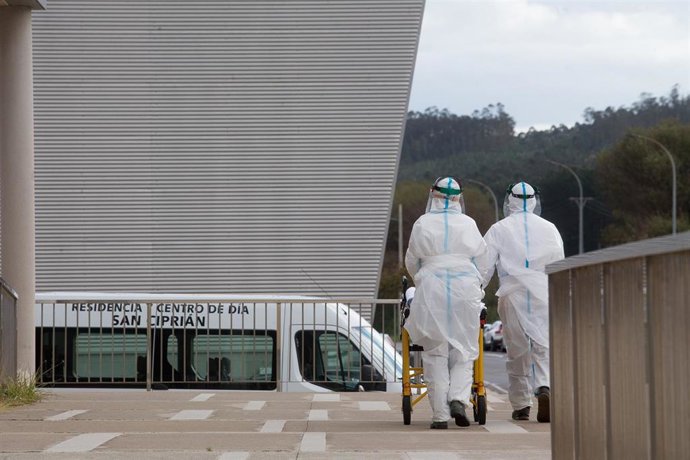 Archivo - Dos trabajadores sanitarios totalmente protegidos acuden a la residencia de ancianos de San Cibrao.