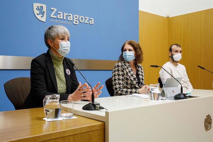La consejera de Economía, Innovación y Empleo del Ayuntamiento de Zaragoza, Carmen Herrarte, presenta el programa de Zaragoza Activa, Convierte tu idea en un negocio, junto a jefa de Latastienda, Eva Celiméndiz, y el cofundador de Imascono, Peter Loza