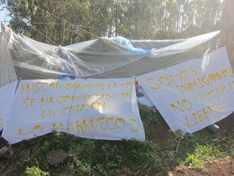 Pancartas en el campamento de migrantes de Las Raí