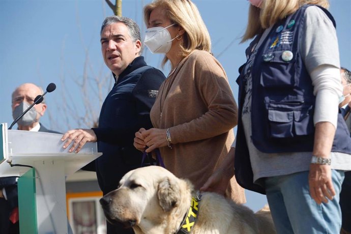 El consejero de la Presidencia, Administración Pública e Interior, Elías Bendodo, en una visita en Málaga