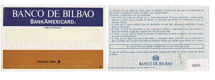 Tarjeta de Banco de Bilbao en 1971 realizada de plástico. En la parte delantera se incluía los datos del titular y la numeración. En el reverso, se incluían las condiciones del contrato.