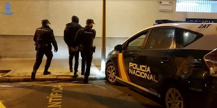 Momento en que los agentes llegan a dependencias de la Policía Nacional en Palma con el joven detenido como presunto autor de un delito de amenazas, daños y malos tratos.