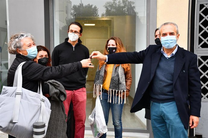 Flores entrega las llaves del local para el proyecto ZStudio