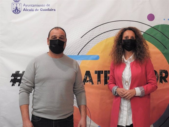 David Carapapa y la delegada de Juventud del Ayuntamiento de Alcalá de Guadaíra, Rosa Carro (Cs).