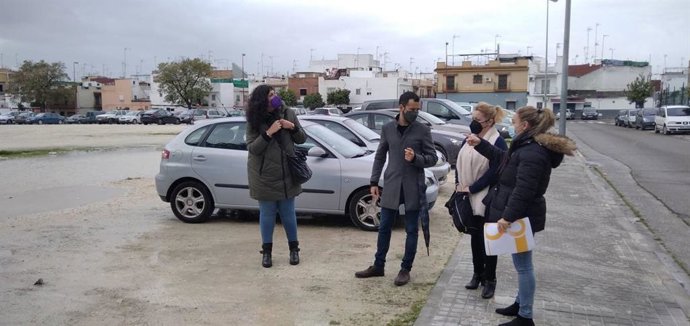 González Rojas y Sandra Heredia, con vecinos de Su Eminencia